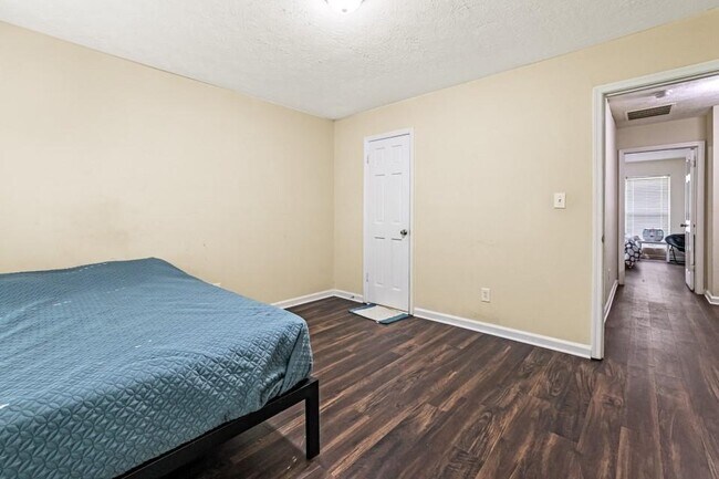 Building Photo - 105 N River Dr