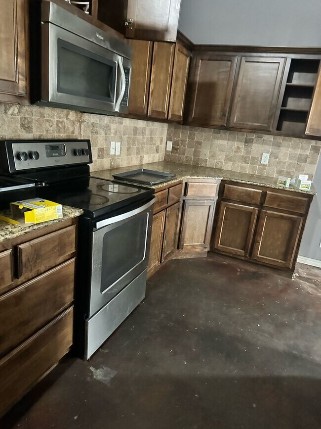 Building Photo - 4 BEDROOMS!  - First Month Free