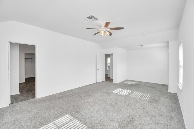 Building Photo - 5443 Pinetree Cres Ln