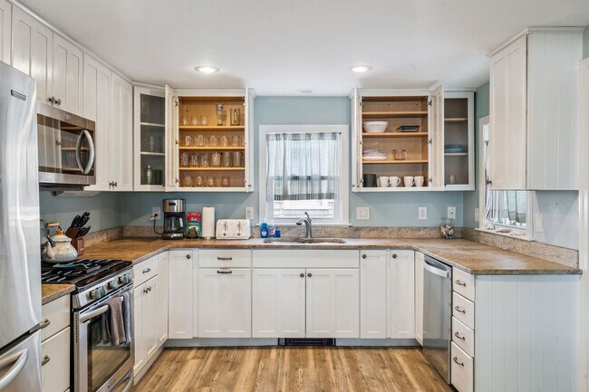 Building Photo - 2 Dover Ave