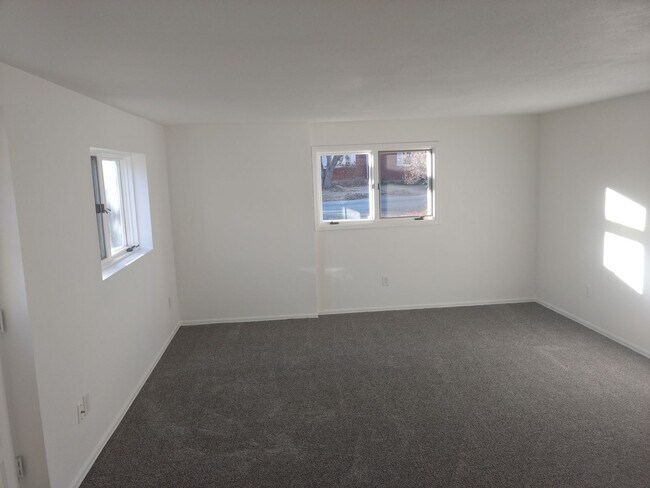 Building Photo - 2 BED/1 BATH HOME IN NEWLANDS AVAILABLE June 15th!