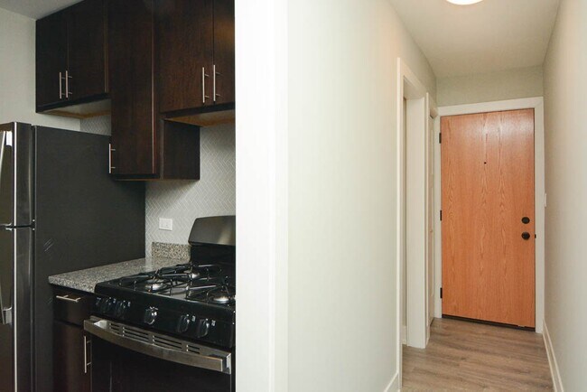 Building Photo - 533 W Surf St