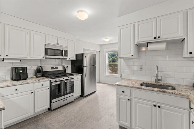 Building Photo - 589 Willard St