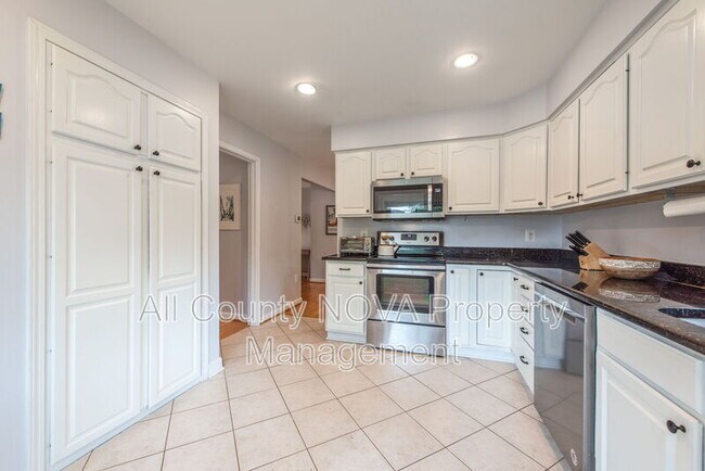Building Photo - 10343 Bushman Dr