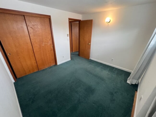 Building Photo - SPACIOUS 4 bed/2 bath home in desired location with double garage, fenced back yard!