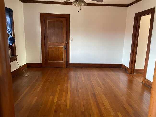 Building Photo - GrandAveW302-6