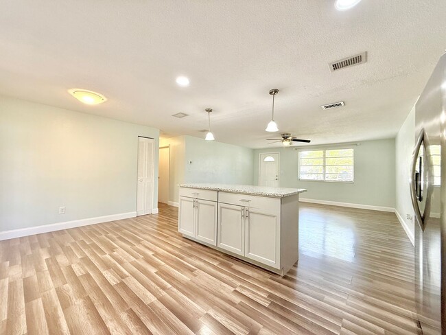 Building Photo - Relaxed Florida living at this 3Bedroom/ 2bath home in the Heart of Daytona Beach!