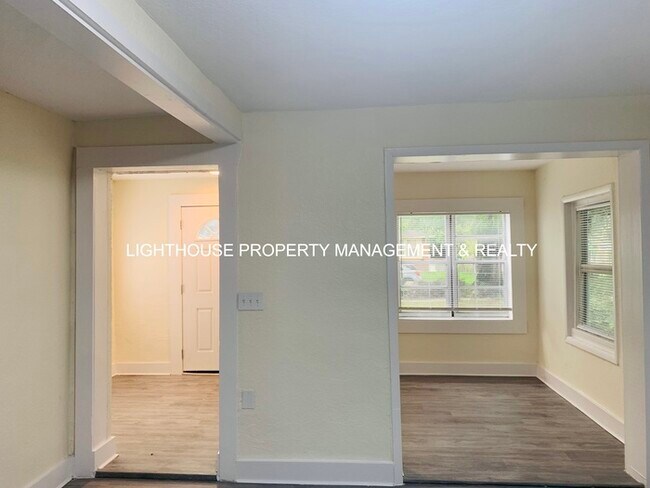 Building Photo - Fully Renovated & Cozy 3 Bed/2 Bath with F...