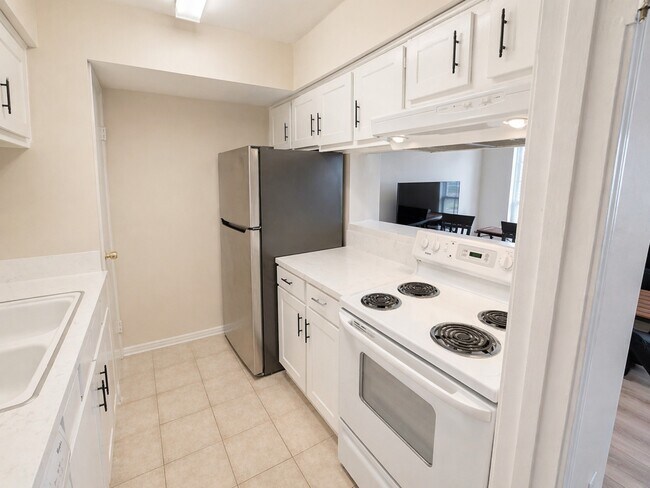 Building Photo - 6410 Del Monte Dr