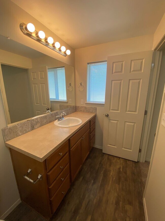 Building Photo - Quiet setting in La Pine!