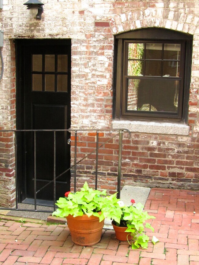 Building Photo - 33 Anderson St