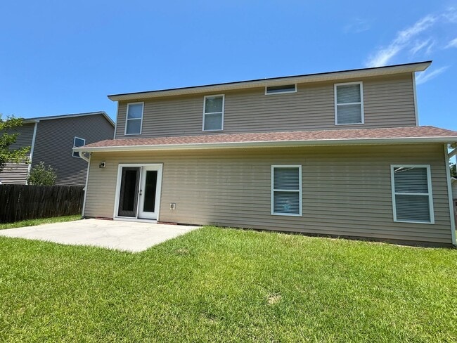 Building Photo - Beautiful 6 Bedroom, 3.5 Bath Home