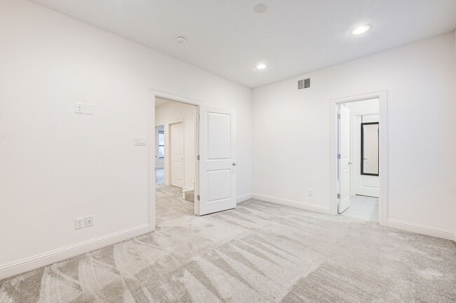 Building Photo - Sawyer Heights Luxury Living