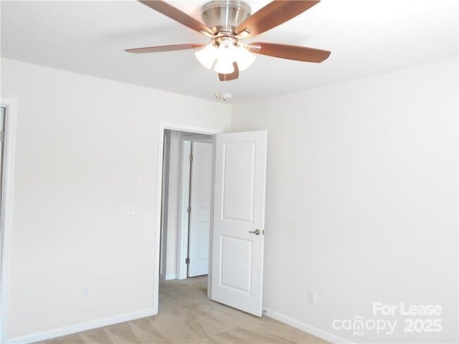 Building Photo - 2605 Silverthorn Dr