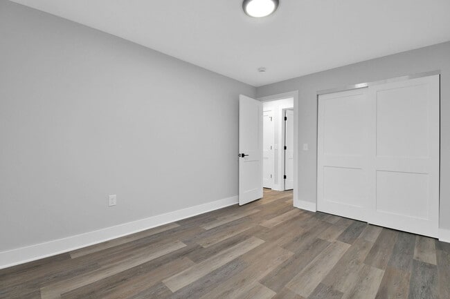 Building Photo - Freshly Renovated Duplex. Upstairs and Downstairs Units Available Now. Schedule a Schedule Today!