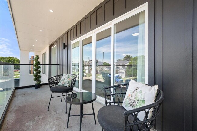 Building Photo - "Luxury 5-bedroom home offering expansive living, upscale design and seamless indoor-outdoor ente...