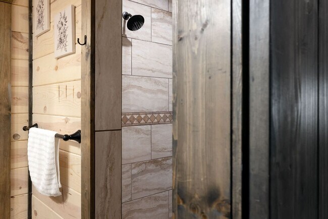 Building Photo - 222 Lost Creek Trl