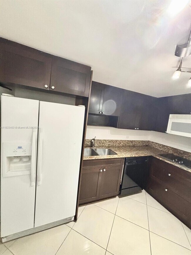 Building Photo - 801 Brickell Bay Dr