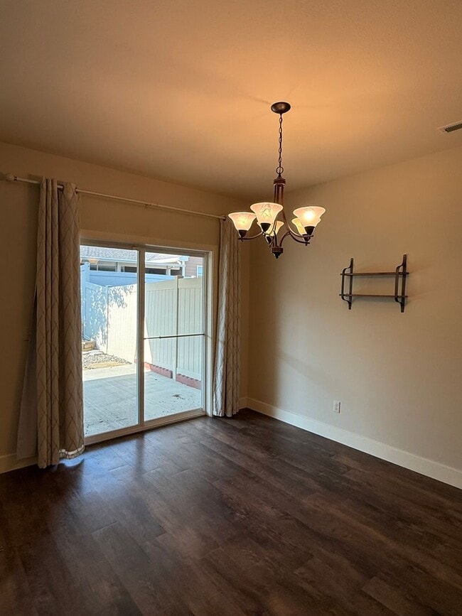 Building Photo - 2 Bedroom/ 2 Bathroom Townhome by Ben Stee...