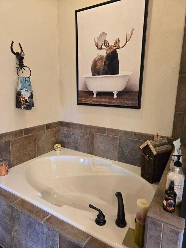 Building Photo - Wedgewood Villas ***ALL UTILITIES INCLUDED***