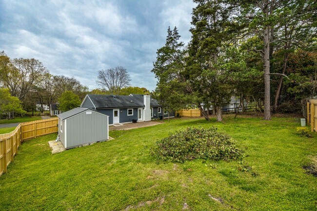 Building Photo - Beautiful 3 bedroom 2 full bath Ranch on a cul-de-sac in Charlotte's Walnut Creek community.