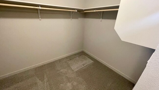 Building Photo - $2,199.00 / Large 4 bed 2 bath / 3 car gar...