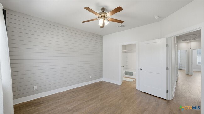 Building Photo - 223 Sapphire Dr