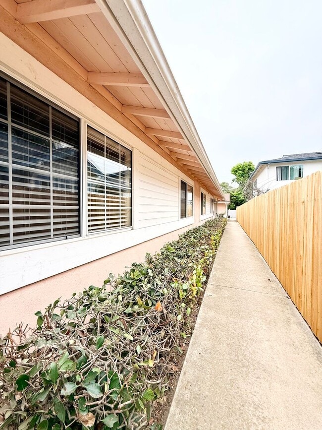 Building Photo - Lovely 3 Bedroom 2 Bathroom Available Now!