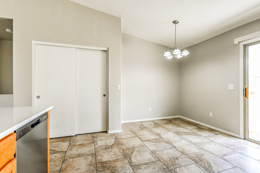 Building Photo - 9238 W Potter Dr