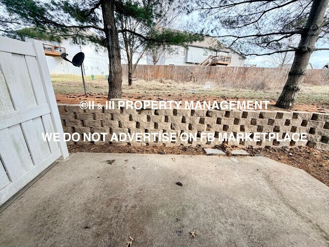 Building Photo - 921 SW Peach Tree Ln