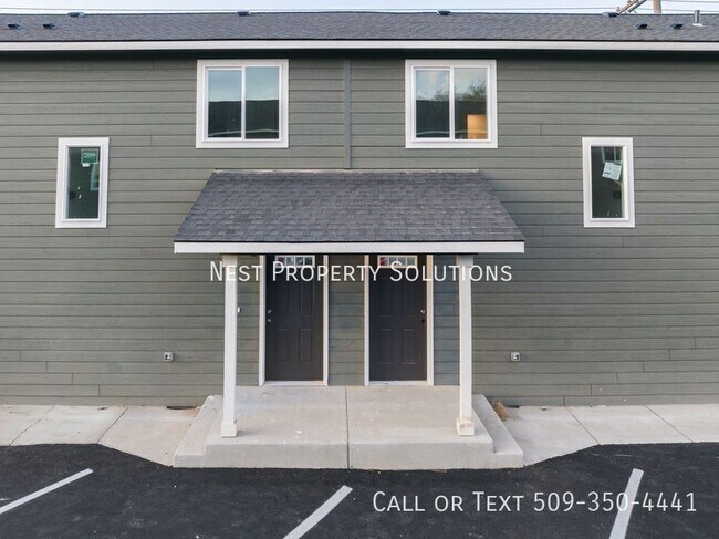 Building Photo - 215 W 1st St
