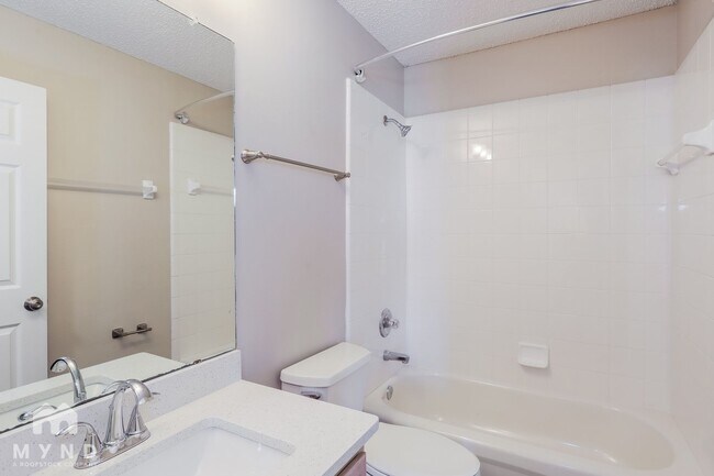 Building Photo - 2558 Glenfield Dr