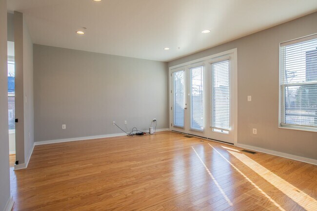 Building Photo - Gorgeous 4 BR/3.5 BA EOG Townhome in Silve...