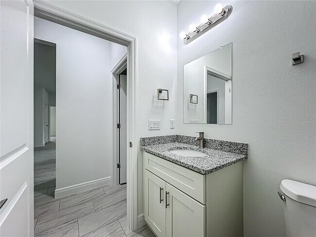 Building Photo - 5736 N Claremont Dr