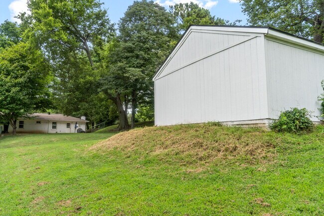 Building Photo - 370 Rossview Rd