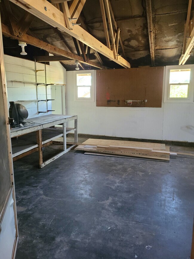 Building Photo - 15905 Ellis Ave