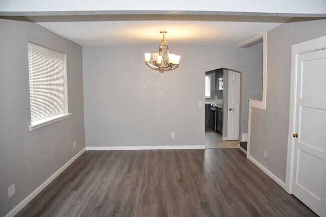 Building Photo - Updated 2 Bedroom 1 Bath Hilltop Home