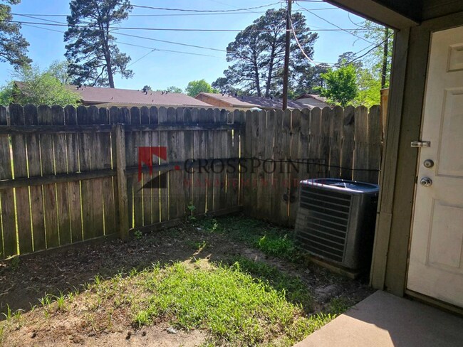 Building Photo - Available! 2 Bedroom 1 Bath Duplex in Longview!