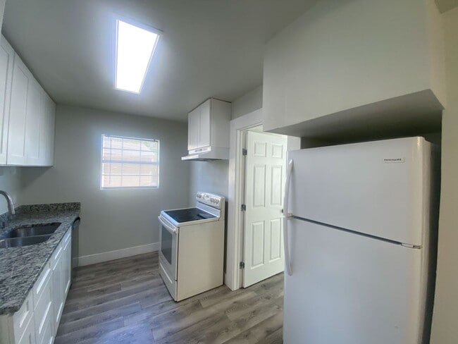 Building Photo - 2Bed/1Bath House for Rent! Available Now