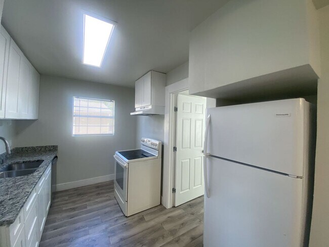 Building Photo - AVAILABLE NOW 2 BD/1 BA HOUSE FOR RENT! UN...