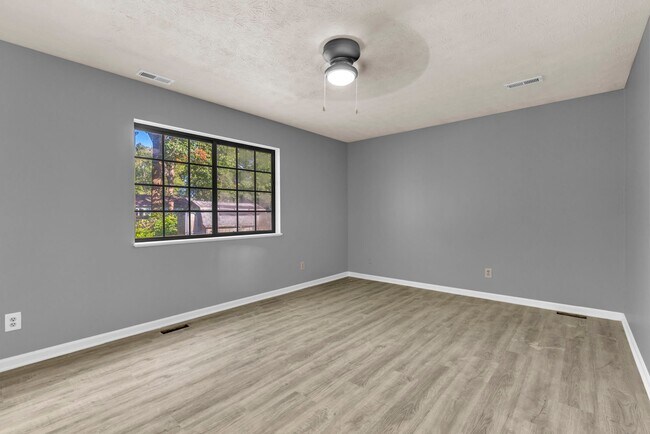 Building Photo - 833 Delray Dr