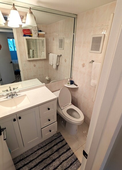 Building Photo - 542 Fanshaw M