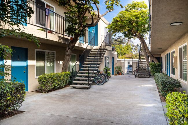 Courtyard - Seacoast Apartments