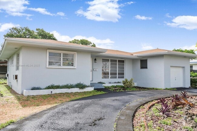 Building Photo - 1060 NE 166th St