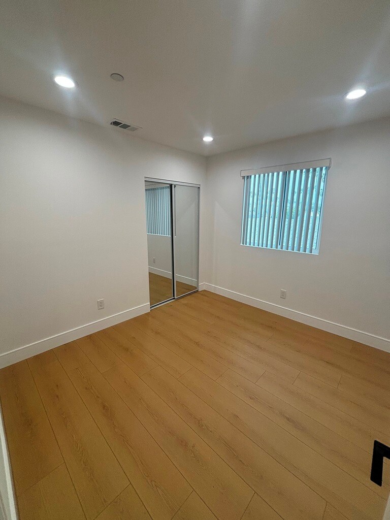 Building Photo - 5526 S Wilton Pl