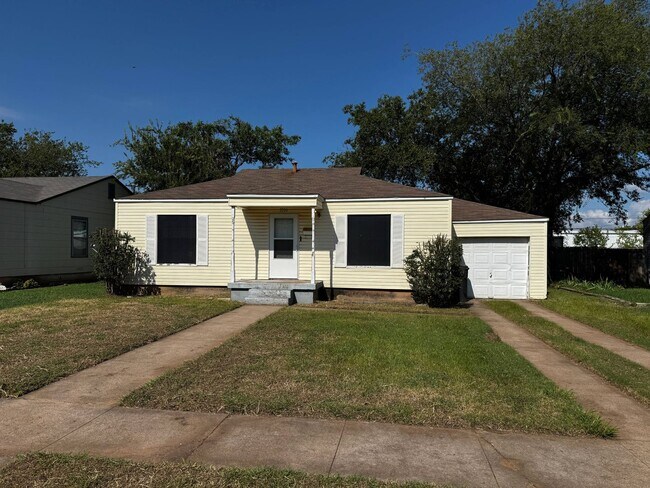 Primary Photo - Charming 2 Bed, 1 Bath Home Close To MSU