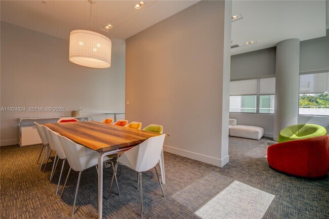 Building Photo - 1600 SW 1st Ave