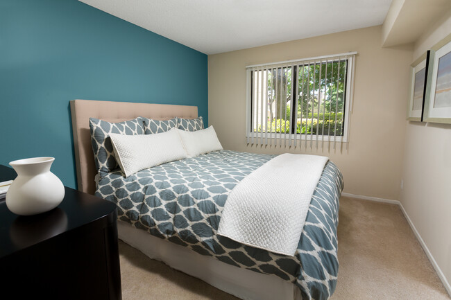 Classic bedroom with carpet - eaves Warner Center