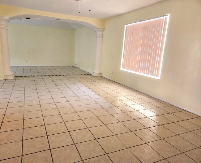 Building Photo - 4 BEDROOM SINGLE FAMILY HOME FOR LEASE PHOENIX