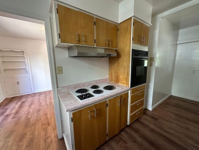 Building Photo - 1540 Hillside Dr